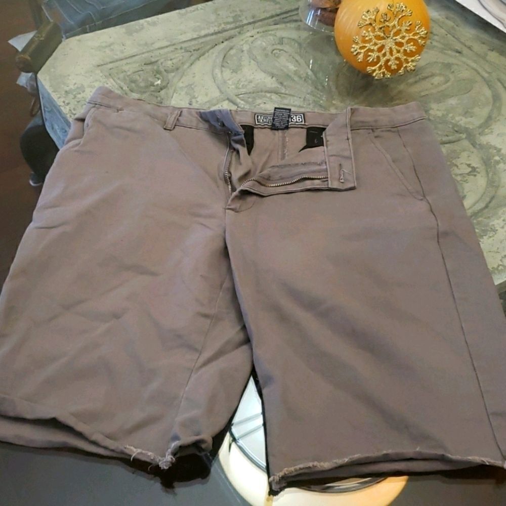 ARTISTRY in Motion Shorts Cut Off